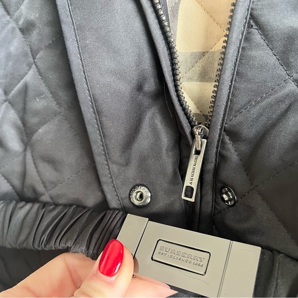 Burberry Black Quilted Belted Jacket w/ Detachable Hood - Fitted Silhouette Sz S - Picture 4 of 16